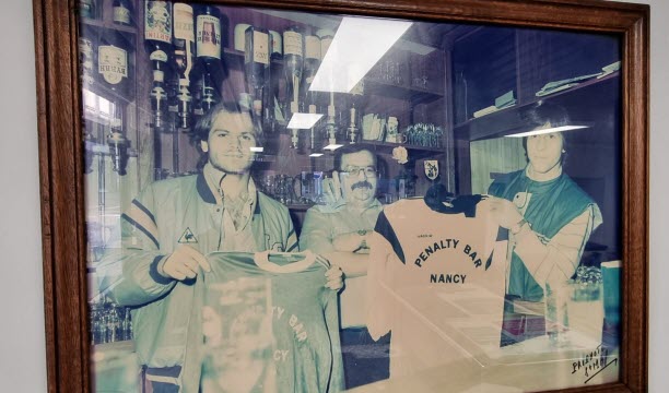 Sur cette photo qui trône sur un mur du bar, le père de Thierry Chaput, entouré des joueurs de l’ASNL des années 80.   Photo Alain Thiesse