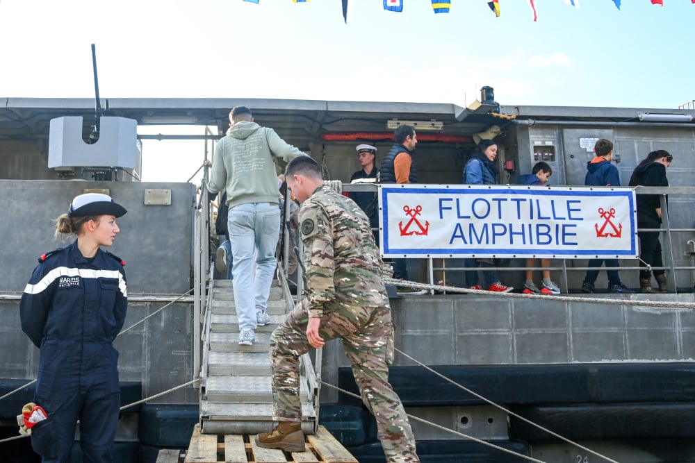 Une visite en immersion au cœur de la flottille amphibie de la Marine nationale en escale à Tarascon