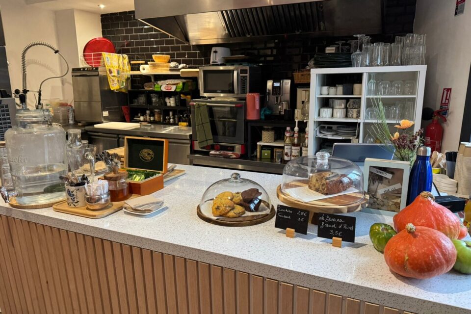 Derrière ce bar, deux visages et deux cuisines se succèdent tout au long de la journée. 