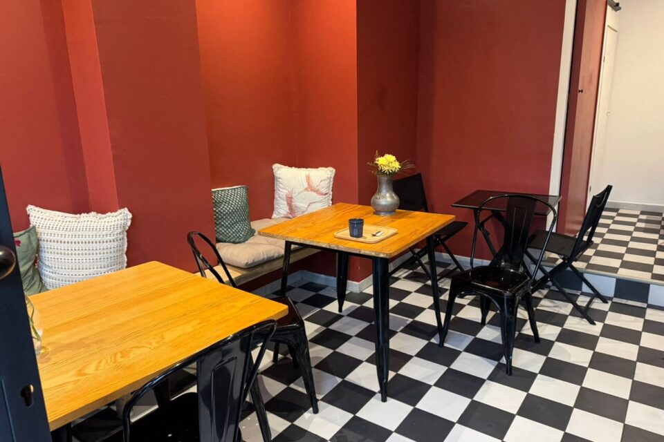 Un café restaurant à la décoration affirmée pour se poser et profiter autour de douceurs. 