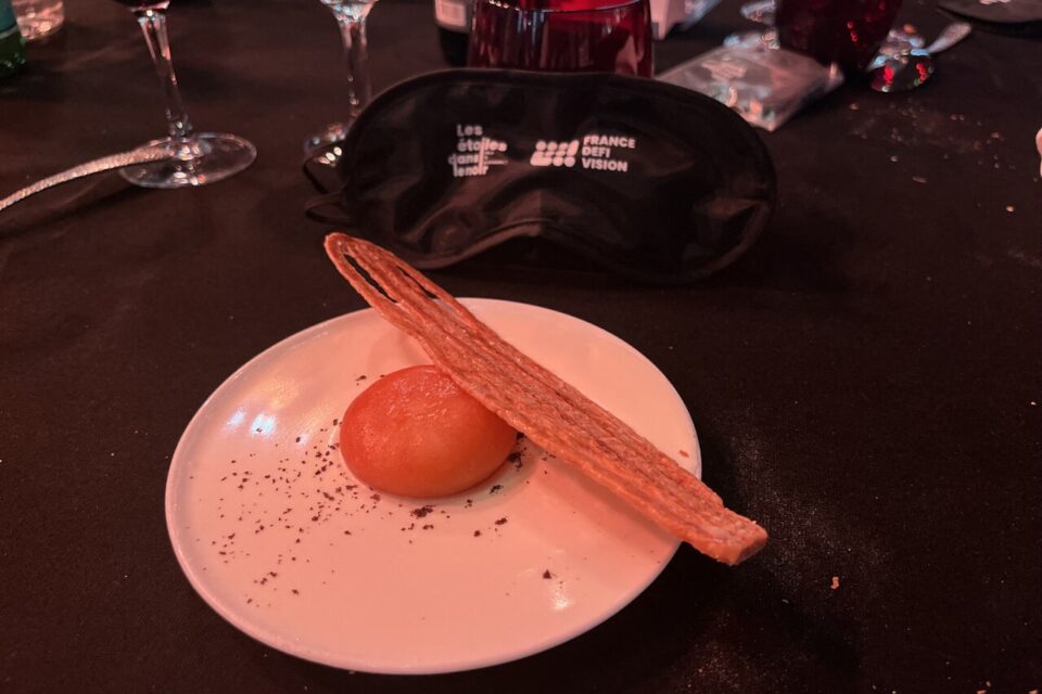 Les invités tentent d’identifier les textures et les saveurs sans repère visuel.