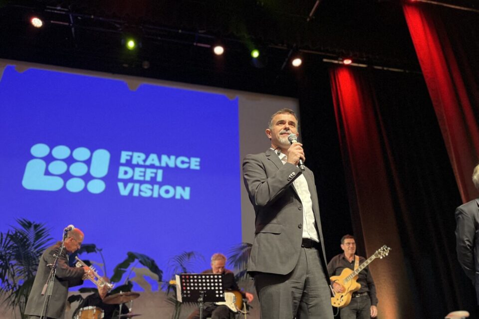 Jérôme Boscus présente les objectifs du gala devant les invités.