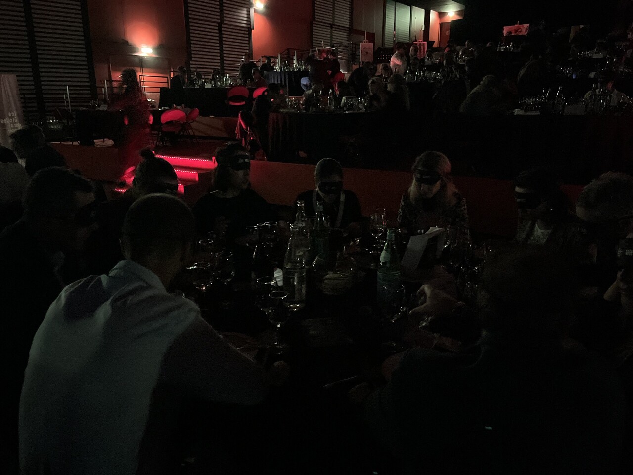 dans l’Hérault, une expérience sensorielle radicale autour d’un repas sans lumière