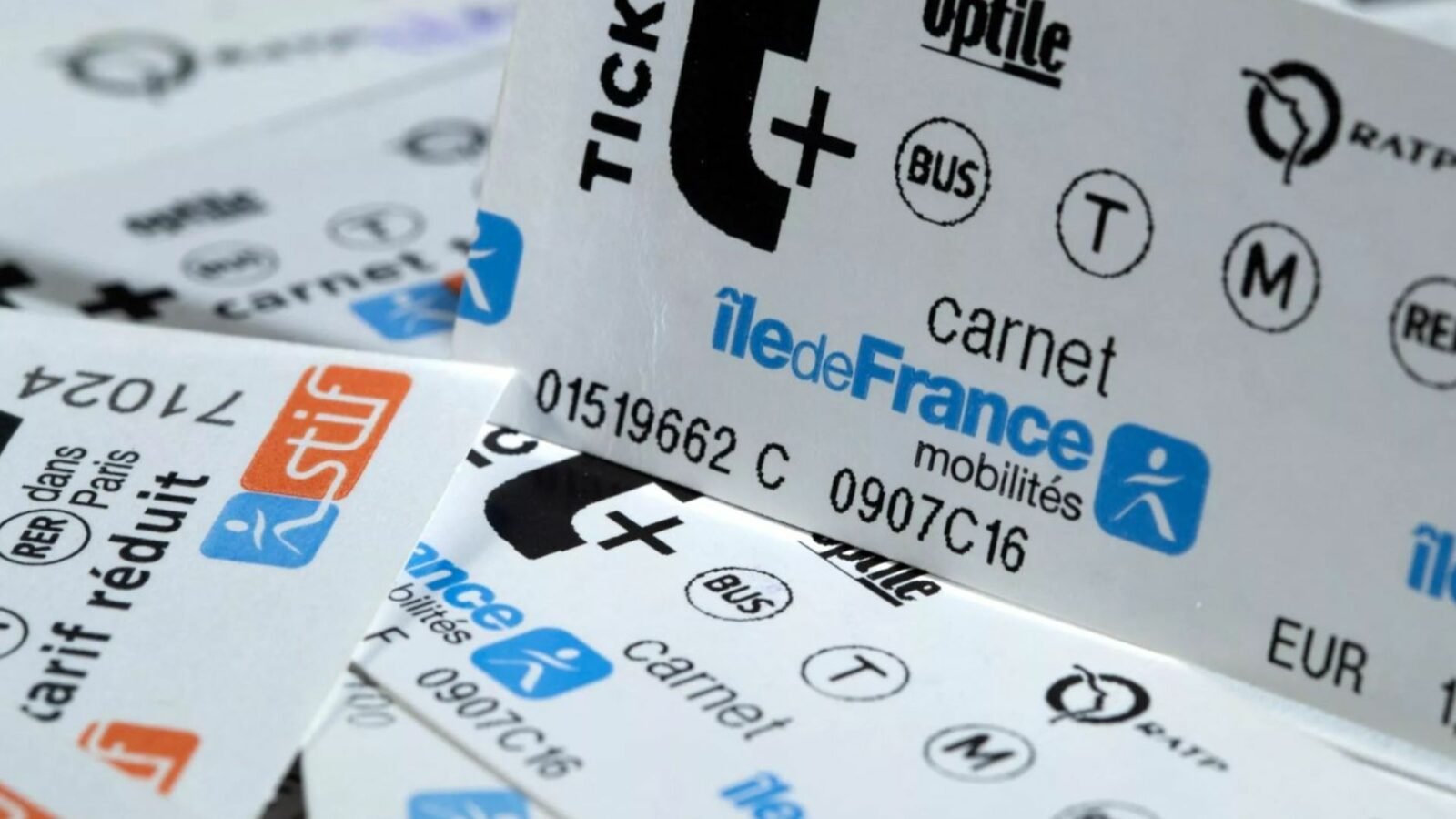 Les tickets de métro, c'est officiellement terminé ! Jusqu'à quand pourrez-vous utiliser vos titres en carton ?