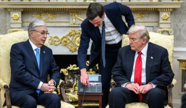 Le président Donald Trump rencontre le président du Kazakhstan, Kassym-Jomart Tokaïev, dans le Bureau ovale. (Photo : Daniel Torok/Bureau officiel de la Maison Blanche)