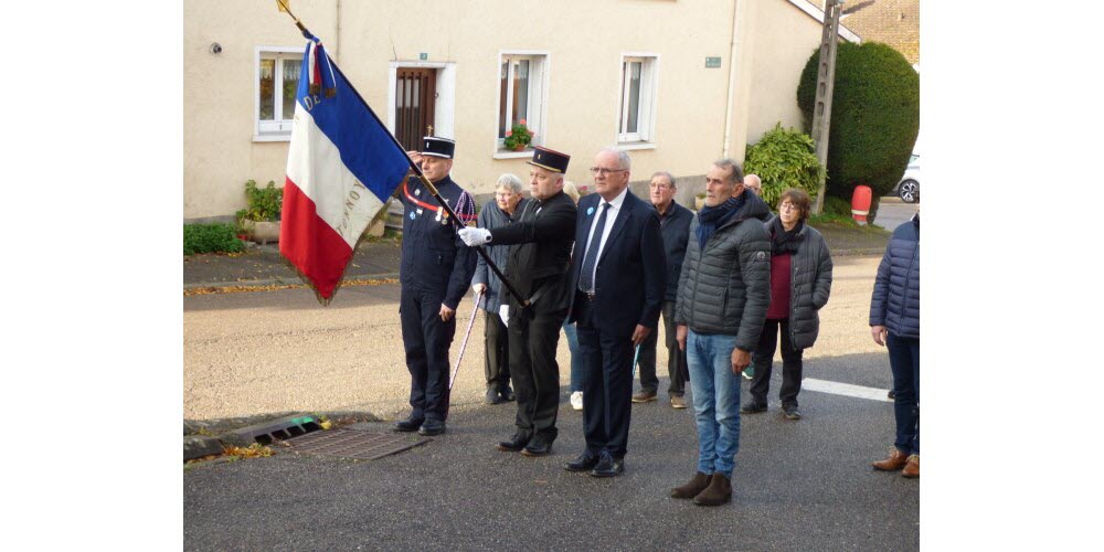 Tonnoy. Avant de rejoindre la commémoration intercommunale, élus et anciens combattants entourent le drapeau devant le monument aux morts de Tonnoy en présence de quelques habitants. Observation de la minute de silence en signe de respect pour les morts pour la France.