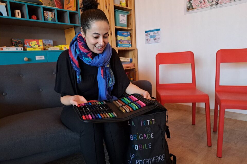 Dans le sac d'intervention, différents matériels, comme des crayons de couleur.