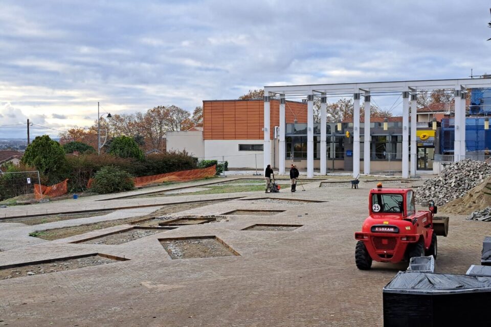 Un olivier sera planté pour rendre hommage à Ilan Halimi près de La Poste que l'on peut apercevoir en arrière-plan.