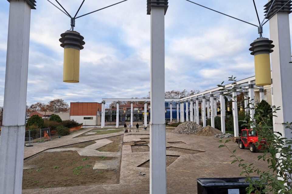 La réouverture de la place est annoncée pour mars-avril 2026.