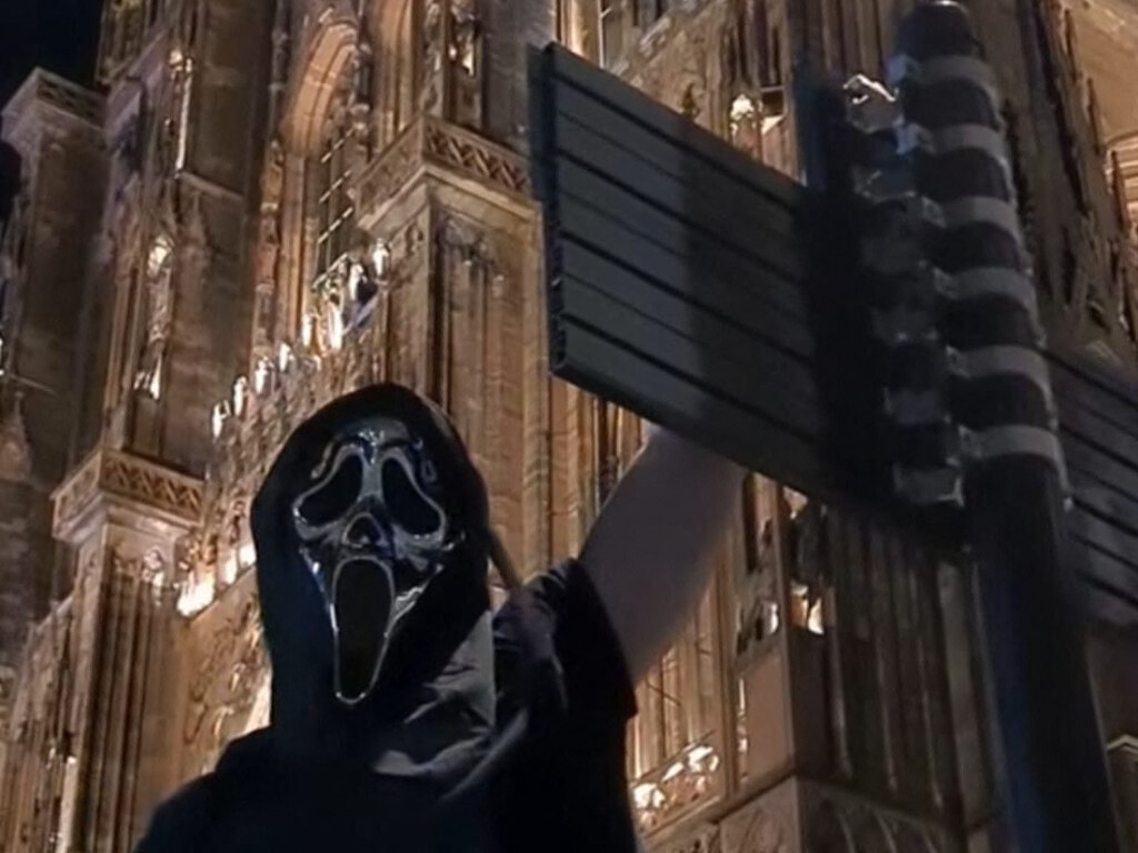 pourquoi des jeunes se filment-ils suspendus à un panneau près de la cathédrale de Strasbourg ?