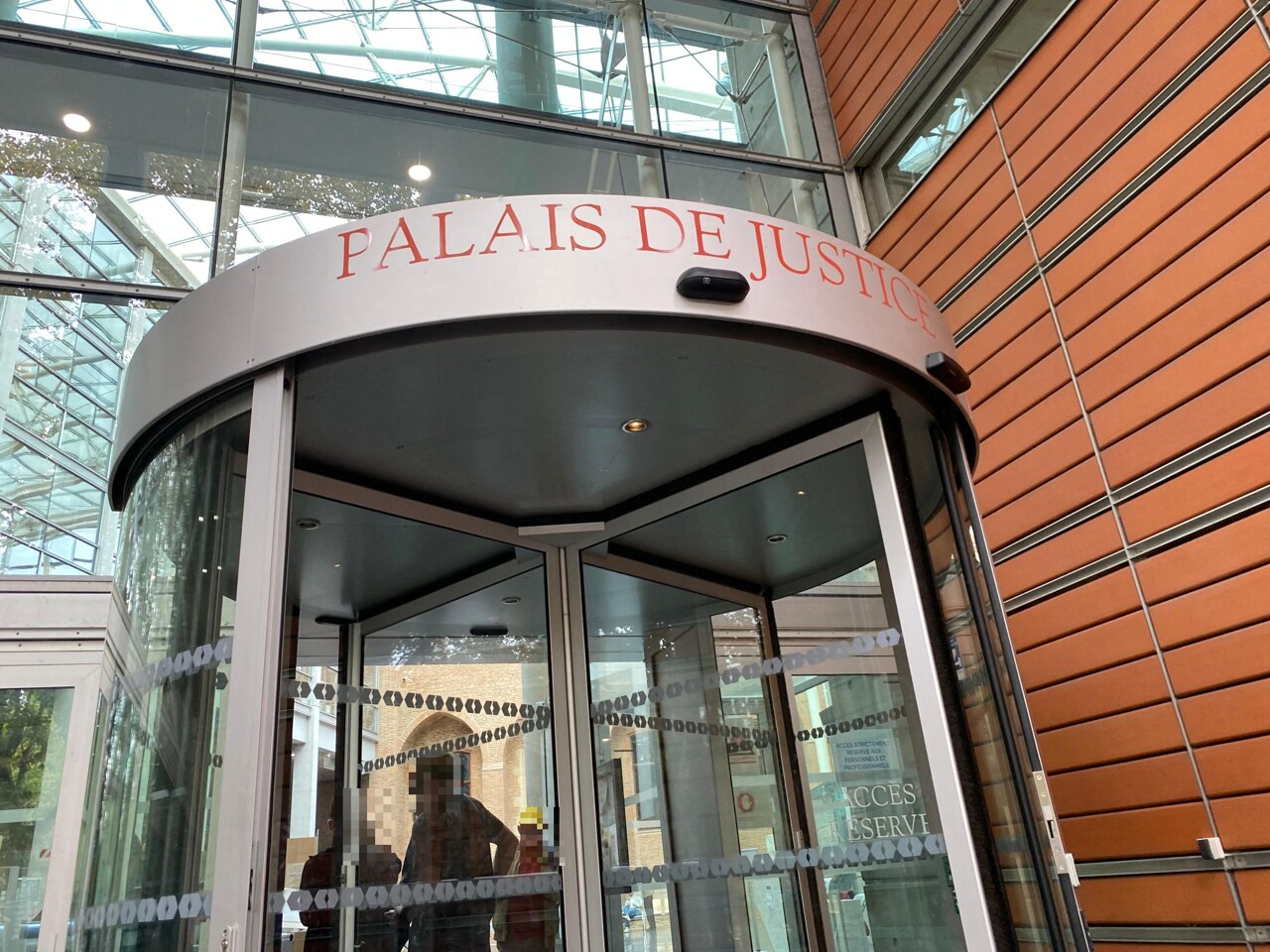 Près de Toulouse. Elle pousse un senior et tire les cheveux de son épouse, la voisine rebelle écrouée