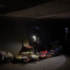 Un Ukrainien pendant une coupure d'électricité, en novembre 2025.