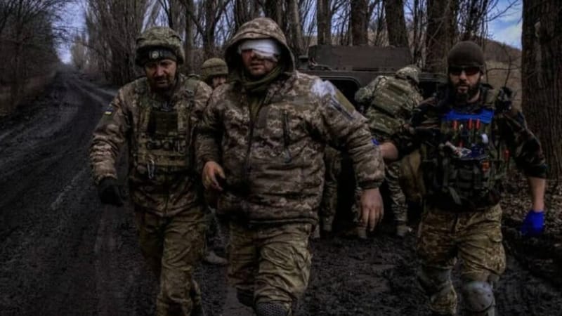 Un soldat ukrainien blessé évacué de la ligne de front à Bakhmout, est de l'Ukraine, le 8 mars 2023.