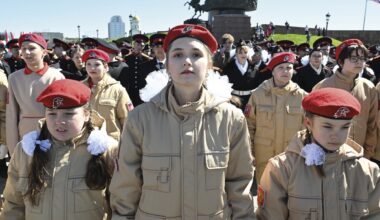 Comment Vladimir Poutine endoctrine, dès le primaire, les jeunes russes pour en faire de futurs soldats dévoués à la patrie