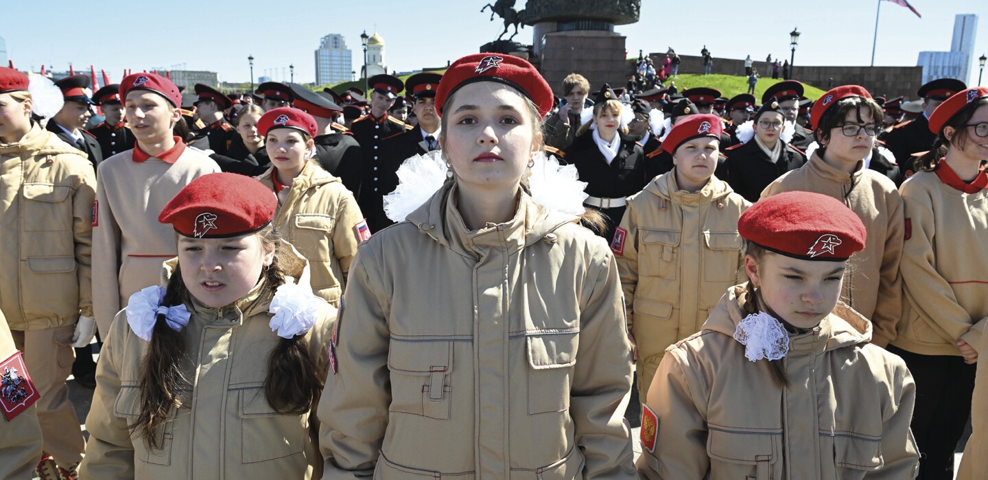 Comment Vladimir Poutine endoctrine, dès le primaire, les jeunes russes pour en faire de futurs soldats dévoués à la patrie