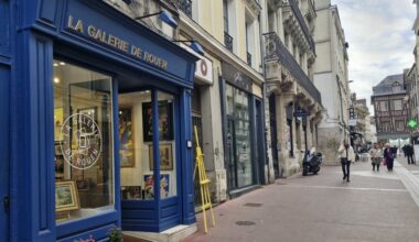Place du commerce en Seine-Maritime. Agence automobile, galerie et parfumerie