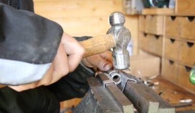 [En images] Près de Rouen. A partir de couverts en argent, Olivia Lapourré fabrique des bijoux