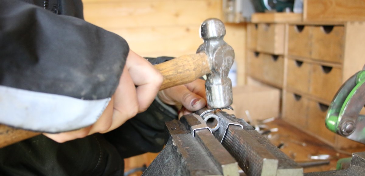 [En images] Près de Rouen. A partir de couverts en argent, Olivia Lapourré fabrique des bijoux
