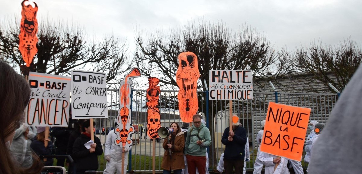 Près de Rouen. Des centaines de militants pour le climat réunis devant l'usine BASF pour une action coup de poing anti-pesticides