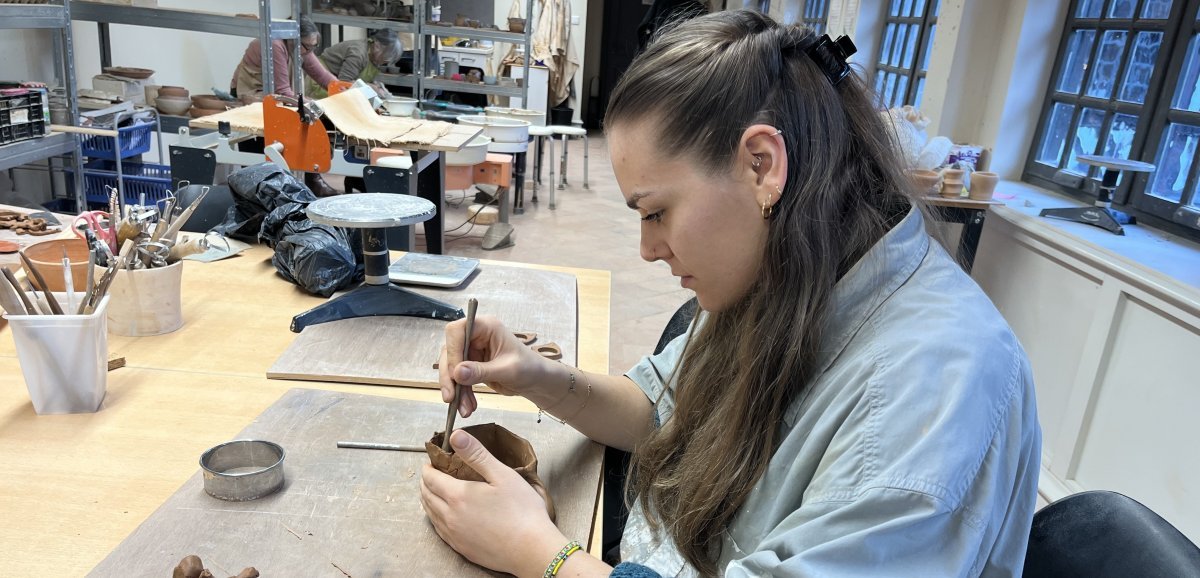 Rouen. J'ai essayé de réaliser une tasse en argile lors d'un atelier céramique