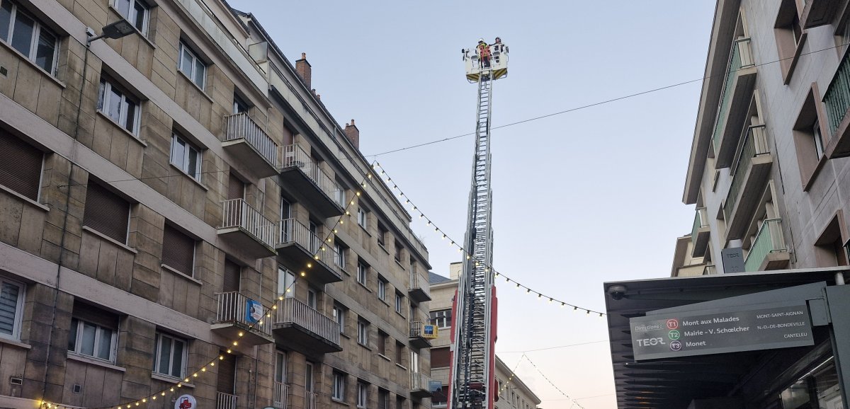 Rouen. Les pompiers déploient l'échelle de leur camion rue du Général Leclerc