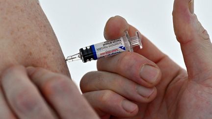 Une personne se fait injecter une dose de vaccin contre la grippe, le 14 janvier 2025 à Nancy. Photo d'illustration. (ALEXANDRE MARCHI / MAXPPP)