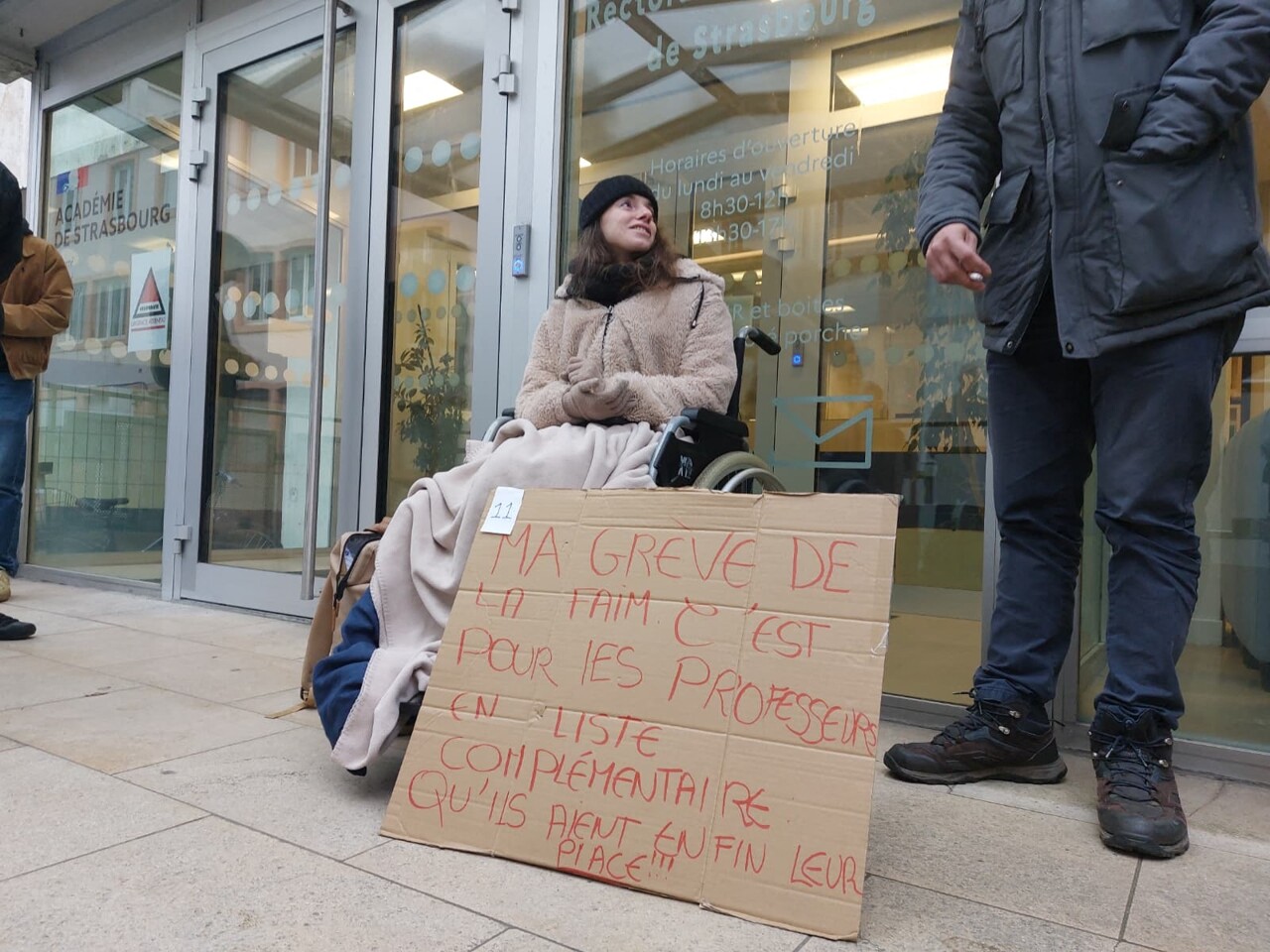 Vanessa dans un état alarmant après 11 jours de grève de la faim devant le rectorat