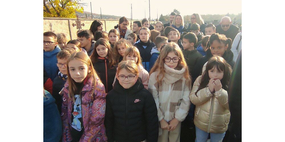 Varangéville. De nombreuses personnes ont commémoré l'armistice en présence de Christopher Varin, Alexandre Louis, Thibault Bazin, des élus, des anciens combattants et porte-drapeaux, de l'EMSN, des sapeurs-pompiers, des JSP et des autorités militaires. Les élèves du CE2 au CM2 et les enseignants ont interprété la Marseillaise. Au cimetière, discours et gerbes ont témoigné de l'importance du devoir de mémoire.
