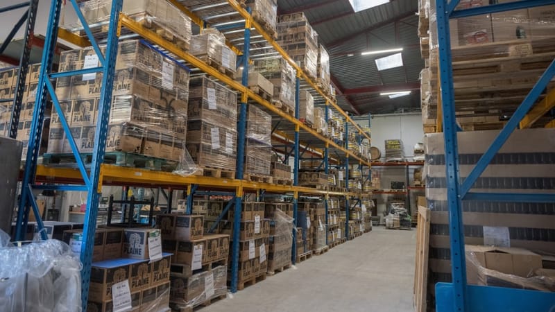 Vaste stockage, outils de production communs, mutualisation des livraisons : la coopérative de La Pomme (11e), permet une meilleure rationalisation des frais pour chaque société associée.