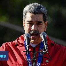 Le président vénézuélien Nicolas Maduro s'exprime lors d'une marche organisée pour commémorer la "Journée de la résistance indigène" à Caracas, le 12 octobre 2025.