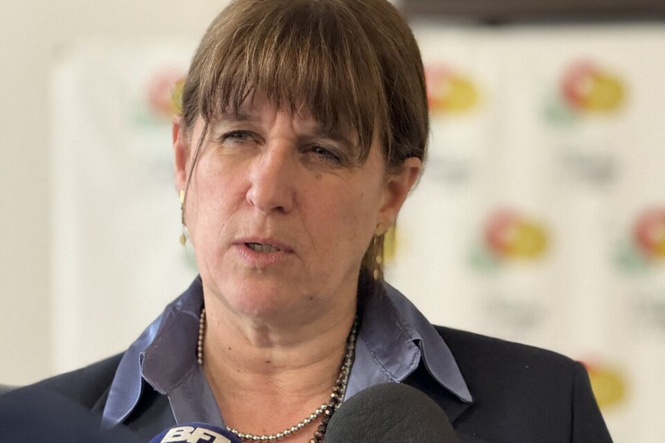 La candidate LR à la Métropole de Lyon Véronique Sarselli lors d'une conférence de presse en avril 2025.