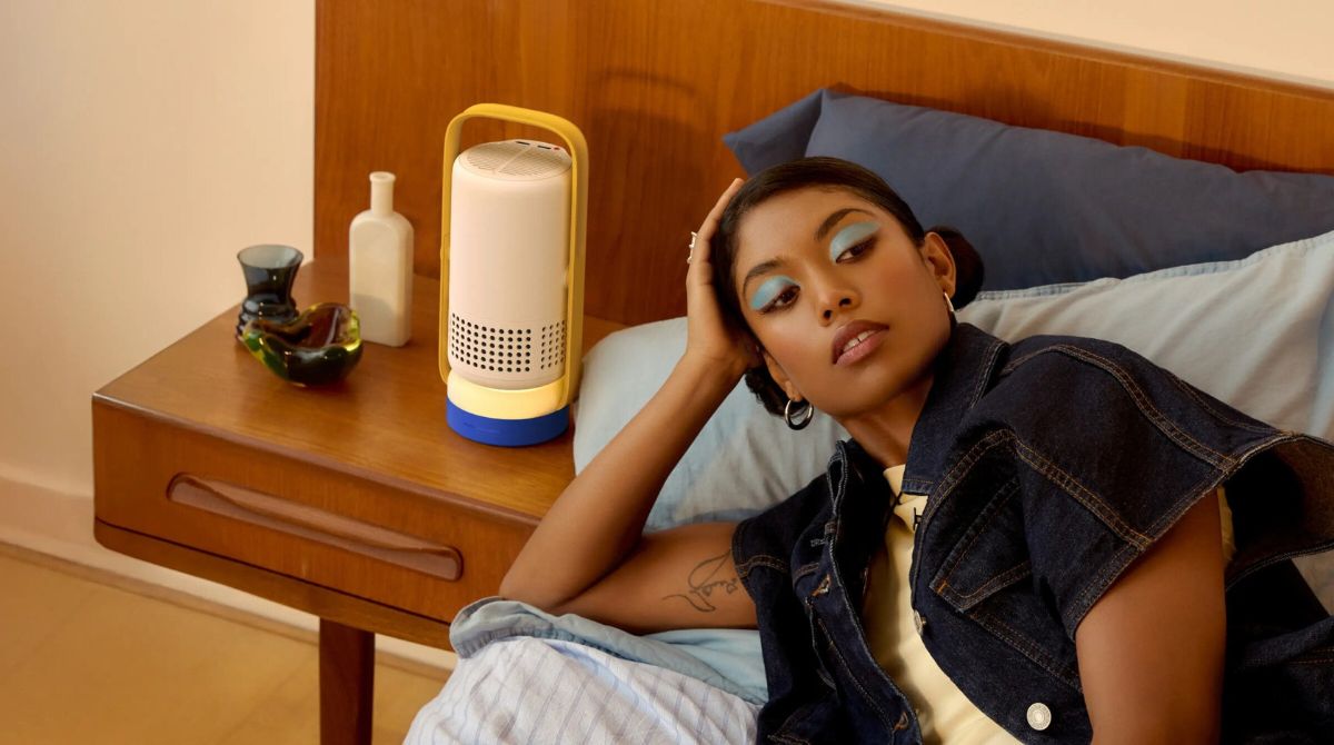 vidéoprojecteur XGIMI Vibe One posé sur une table de chevet