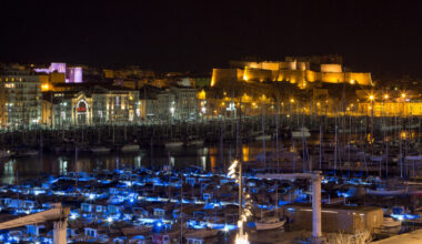 la soirée devant un bar termine en meurtre, un client refoulé poignarde le portier