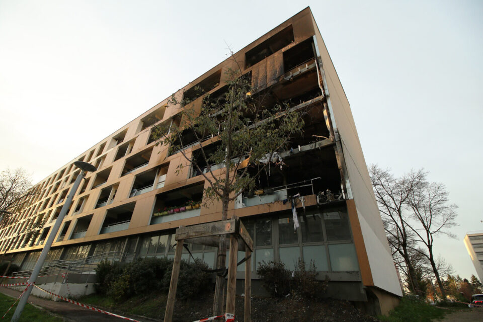 Les dégâts sur l'immeuble incendié après un tir de mortier.