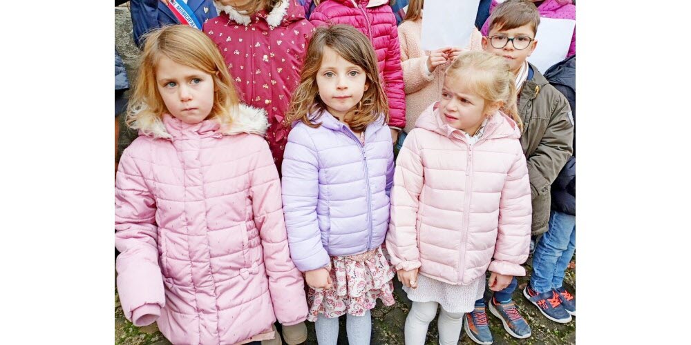 Viterne. C'est devant le monument aux morts que tous se sont recueillis en se souvenant de leurs disparus lors de la première guerre mondiale et des guerres suivantes. EN 1920, la paix revenue, le bleuet est devenue la fleur des soldats. Pour parfaire cette cérémonie, rien ne fut oublié, des chaises avaient été installées pour les anciens, les enfants à partir du CP ont chanté la Marseillaise et un ancien combattant était accompagné d'un jeune sapeur-pompier volontaire et porteur du drapeau.