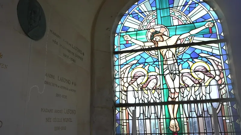 Vitrail d'une chapelle.