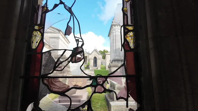 Un vitrail cassé dans une chapelle du cimetière Monumental de Rouen