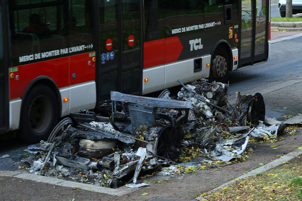 Une voiture incendiée à Rillieux-la-Pape.