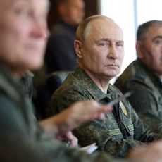 Vladimir Poutine en treillis militaire, lors de l'exercice Zapad 2025, le 16 septembre 2025.