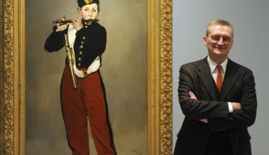 Guy Cogeval posant à coté du “Fifre” de Manet lors de l’exposition “Impressionism: A New Renaissance” à Madrid