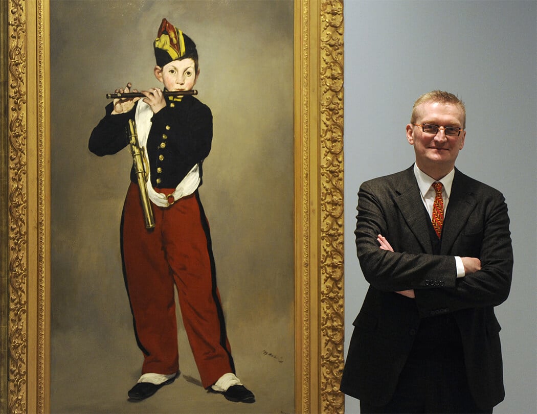 Guy Cogeval posant à coté du “Fifre” de Manet lors de l’exposition “Impressionism: A New Renaissance” à Madrid