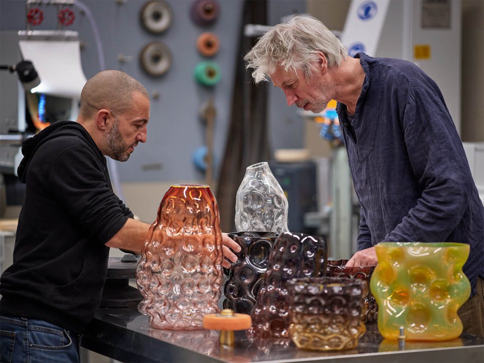 Tejo Remy discute avec un maître verrier du Cirva