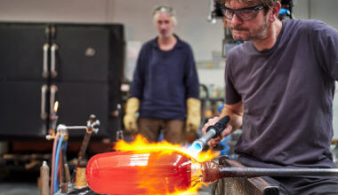 Les maîtres verriers du Cirva mettent leur talent au service des artistes et des designers