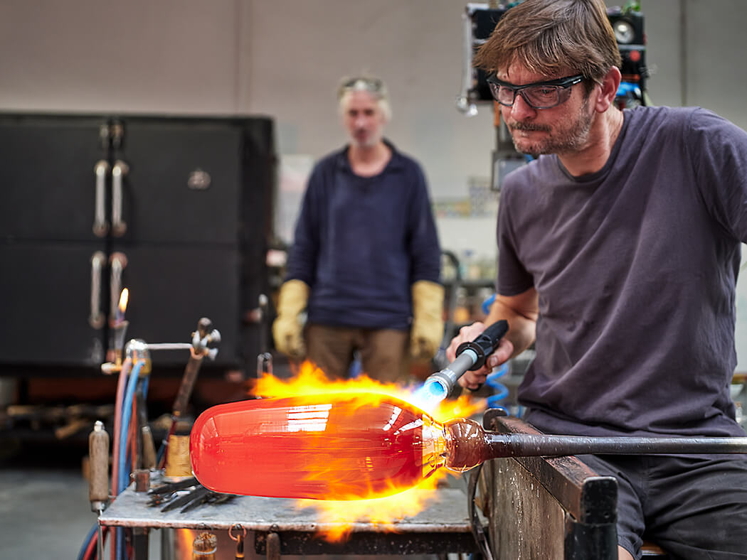 Les maîtres verriers du Cirva mettent leur talent au service des artistes et des designers
