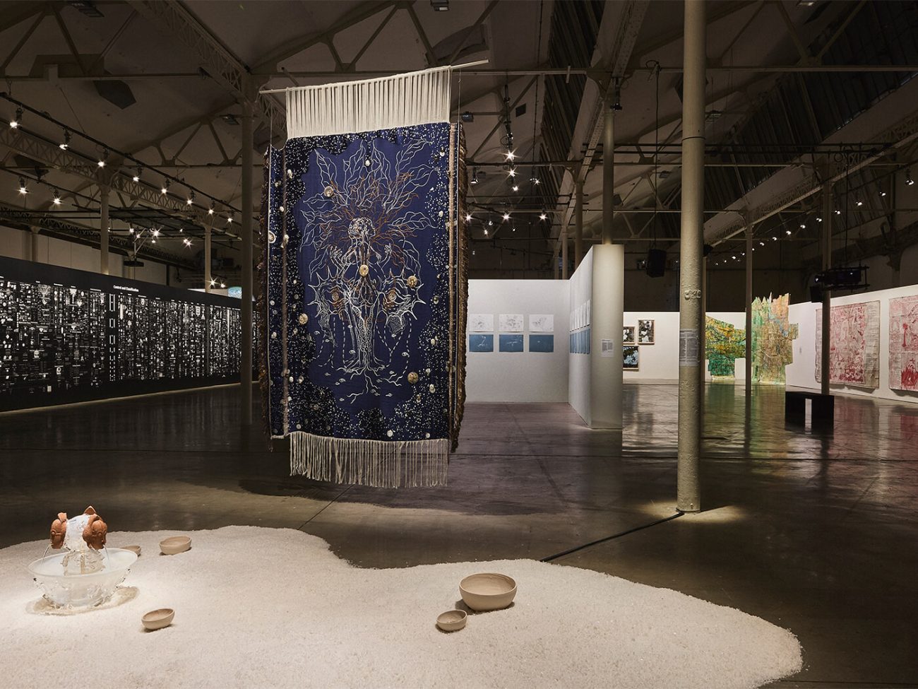 Vue d’installation de Marie-Claire Messouma Manlanbien à l’exposition « Les plis des cartes » au Lieu Unique à Nantes