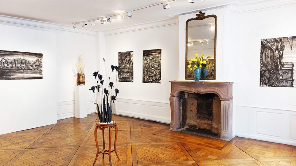 Vue de la grande salle de la galerie Sandra Blum à Strasbourg, avec les installations de Gretel Weyer et Thomas Henriot pour l’exposition « Les apparences »