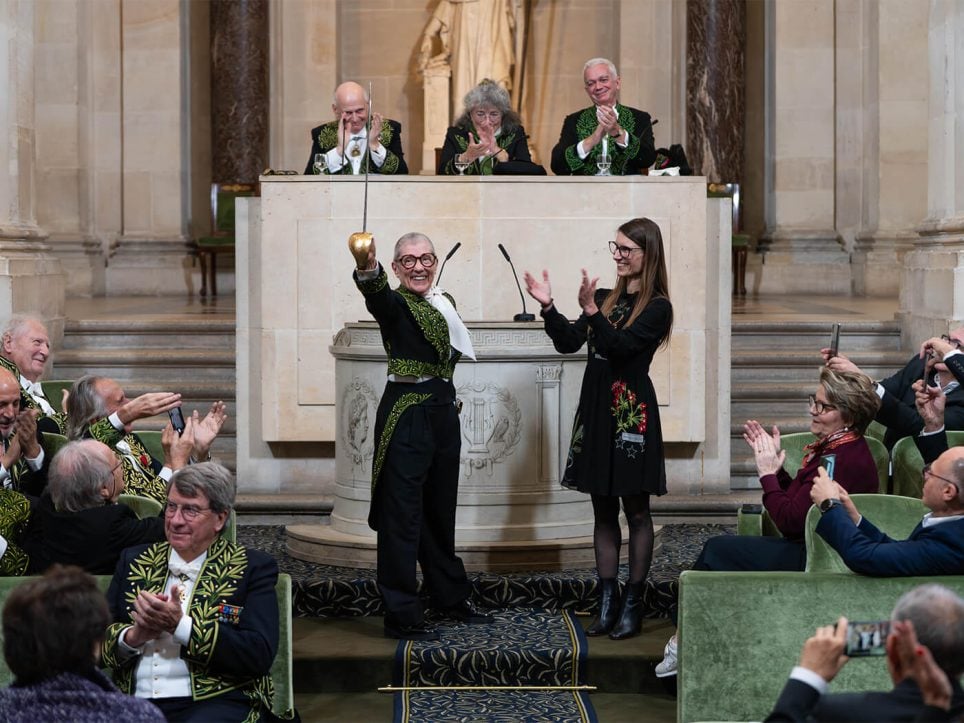 À l’issue de la séance d’installation, Madame Hélène Guenin, directrice de la Fondation Yves Klein lui a remis son épée d’académicienne