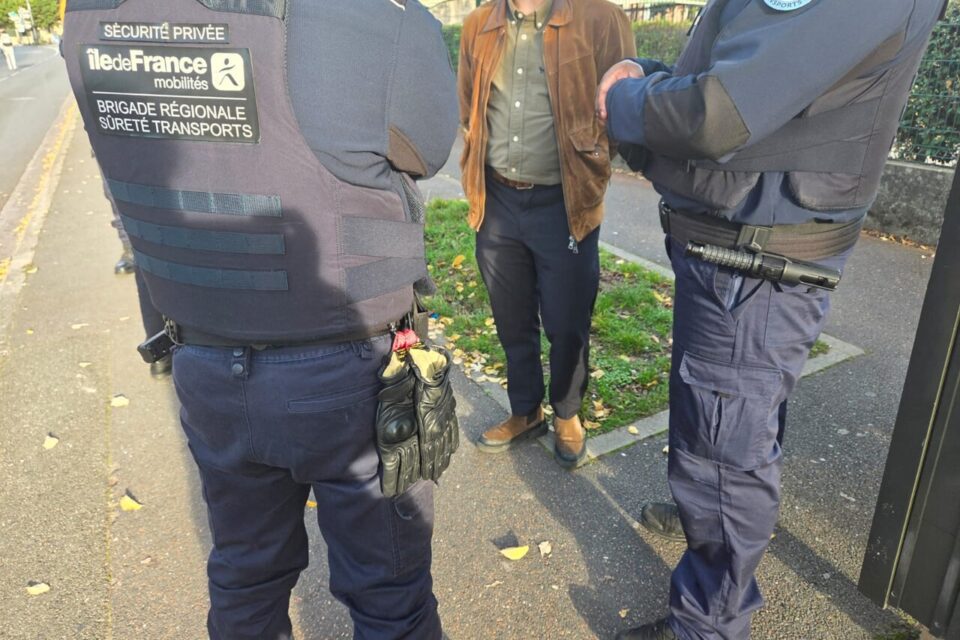 Les membres de la BRT sécurisent aussi les alentours des arrêts de bus et les parvis de gare.