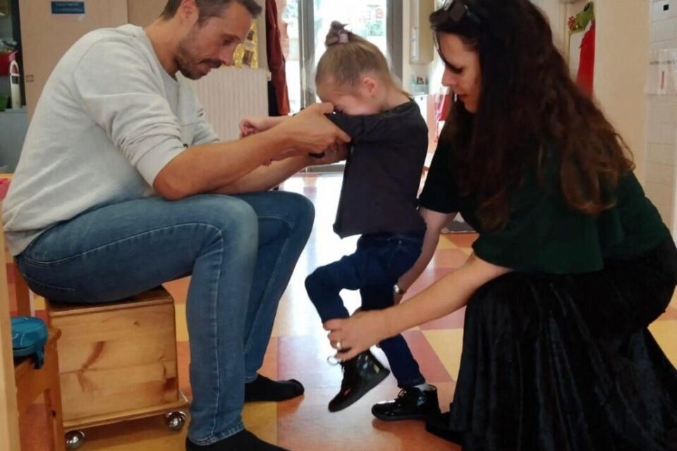 Emmy, six ans, n'est toujours pas autonome pour marcher.