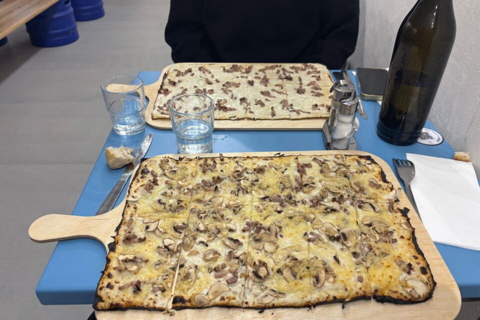 Les tartes flambées coûtent entre 9,90 et 12,90 euros.